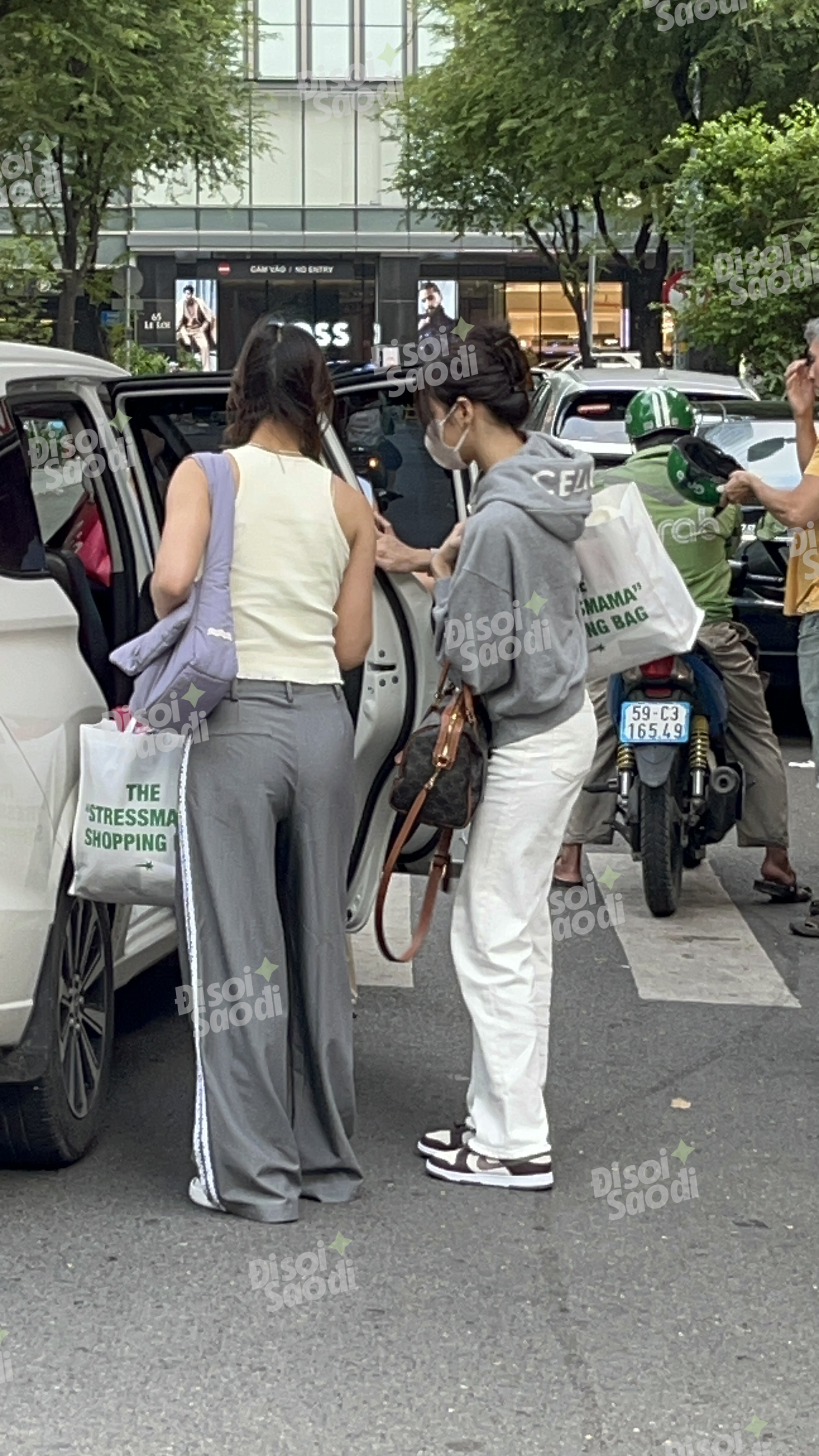 1 ngày ở TP.HCM của Lisa: Càn quét từ các nhãn hàng nội địa đến chợ “si-đa”, nhìn tay xách nách mang là biết mê Việt Nam lắm rồi! - Ảnh 6.