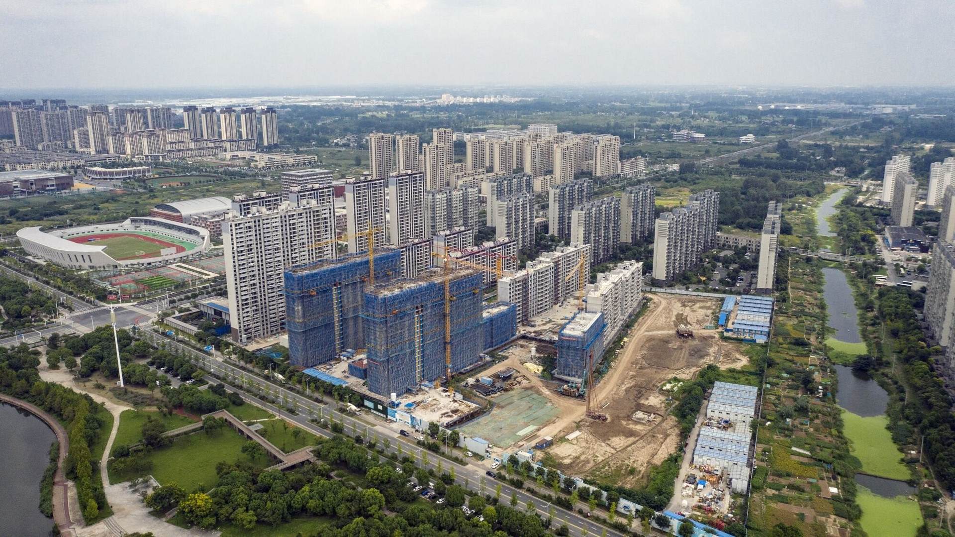 2 công ty bất động sản lớn nhất nhì Trung Quốc đứng trước mối rủi ro cao: Nguy vỡ nợ và thanh lý tài sản xảy ra chỉ trong vài ngày tới - Ảnh 1. 2 công ty bất động sản lớn nhất nhì Trung Quốc đứng trước mối rủi ro cao: Nguy vỡ nợ và thanh lý tài sản xảy ra chỉ trong vài ngày tới - Ảnh 1.