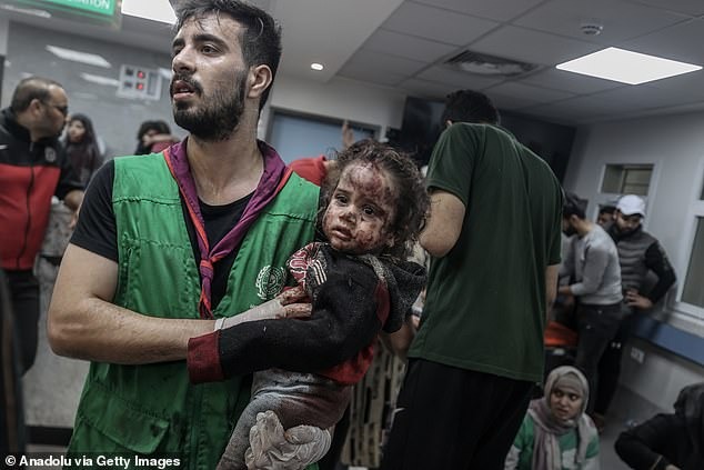 Những bức hình ám ảnh tại bệnh viện Gaza bị tấn công: Ánh mắt hoảng sợ tột cùng của những đứa trẻ vô tội - Ảnh 7.