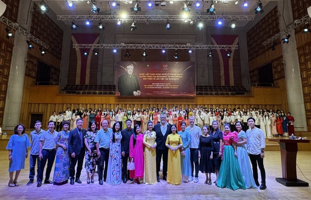 Huyền thoại sống của nhạc kịch thế giới Philip Quast giao lưu với sinh viên Học viện Âm nhạc Quốc gia Việt Nam - Ảnh 4.