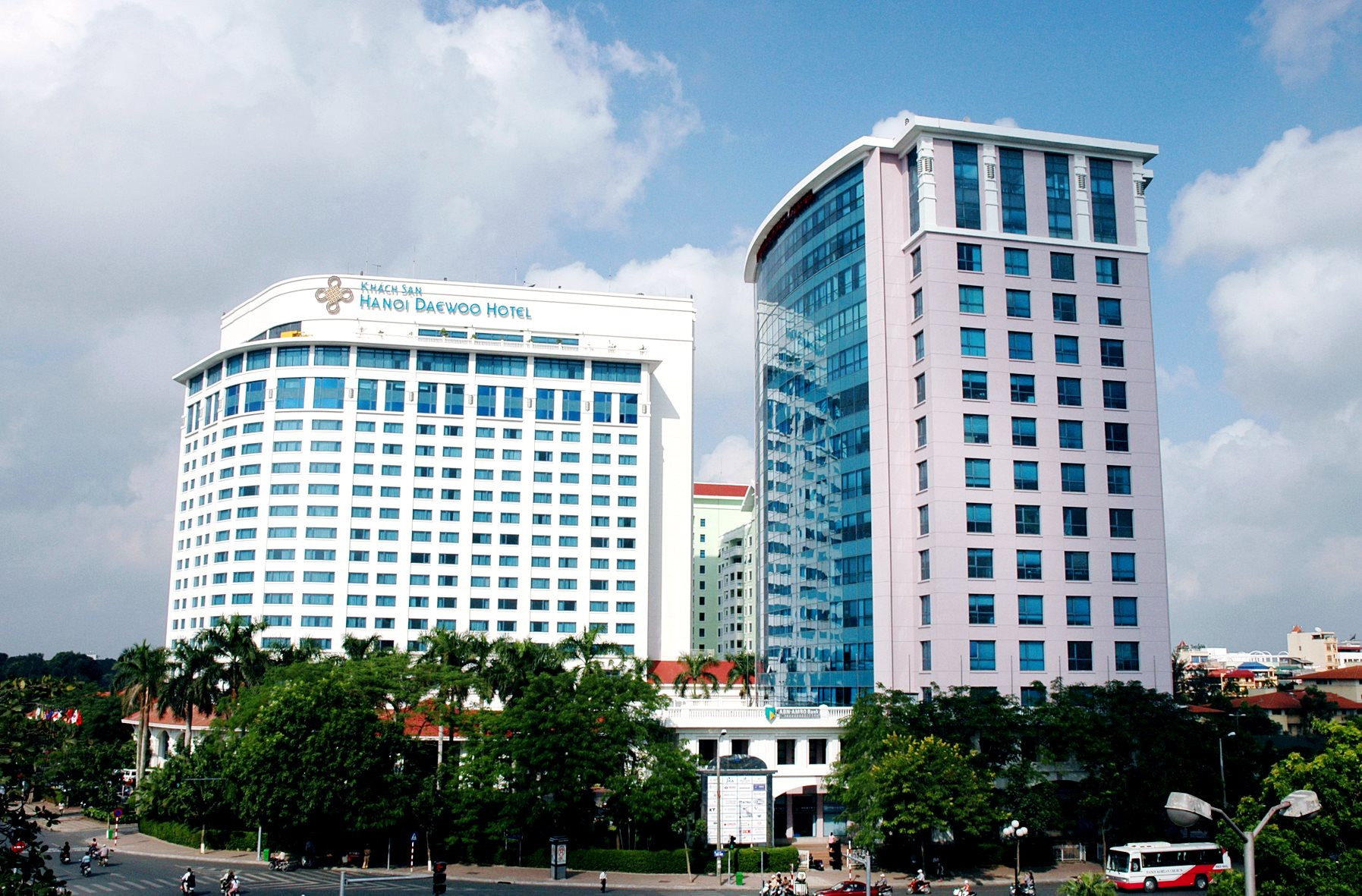 Số phận lận đận của khách sạn Dewoo Hanoi: Sau 4 lần đổi chủ, sóng gió lại ập đến khi sắp bị rao bán vào cuối năm 2023 - Ảnh 2. Số phận lận đận của khách sạn Dewoo Hanoi: Sau 4 lần đổi chủ, sóng gió lại ập đến khi sắp bị rao bán vào cuối năm 2023 - Ảnh 2.
