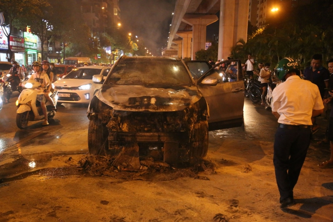  Hà Nội: Ô tô đang lưu thông trên đường bất ngờ bốc cháy, hàng chục người dân hỗ trợ dập lửa - Ảnh 3.