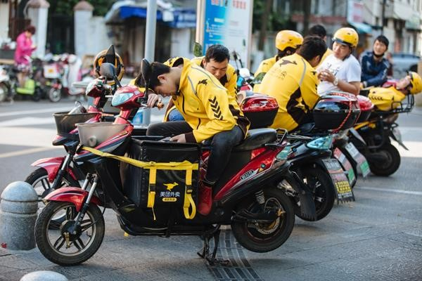 40 tuổi tôi bị sa thải, phải đi làm shipper vì nợ chồng nợ chất: Bi kịch trung niên bắt đầu từ lầm tưởng này - Ảnh 2.