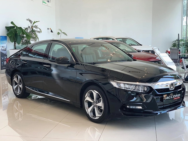 Giá Honda Accord chạm đáy mới tại đại lý: Giảm 250 triệu đồng, rẻ hơn Camry bản tiêu chuẩn - Ảnh 1.