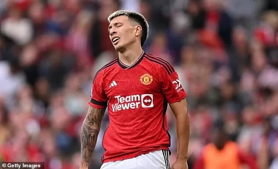 Man United mất Lisandro Martinez thêm 3 tháng vì vỡ xương bàn chân - Ảnh 1.