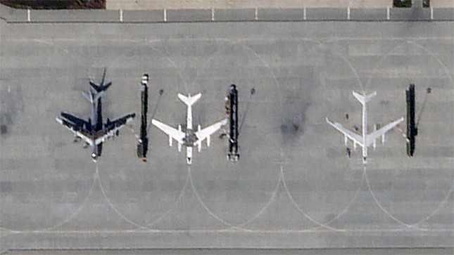 Nga vẽ hình máy bay lên đường băng để đánh lừa máy bay không người lái Ukraine - Ảnh 1.