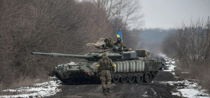 Forbes: Binh sĩ Ukraine gọi tổng đài, nhờ kỹ sư Nga hỗ trợ sửa xe tăng - Ảnh 1.