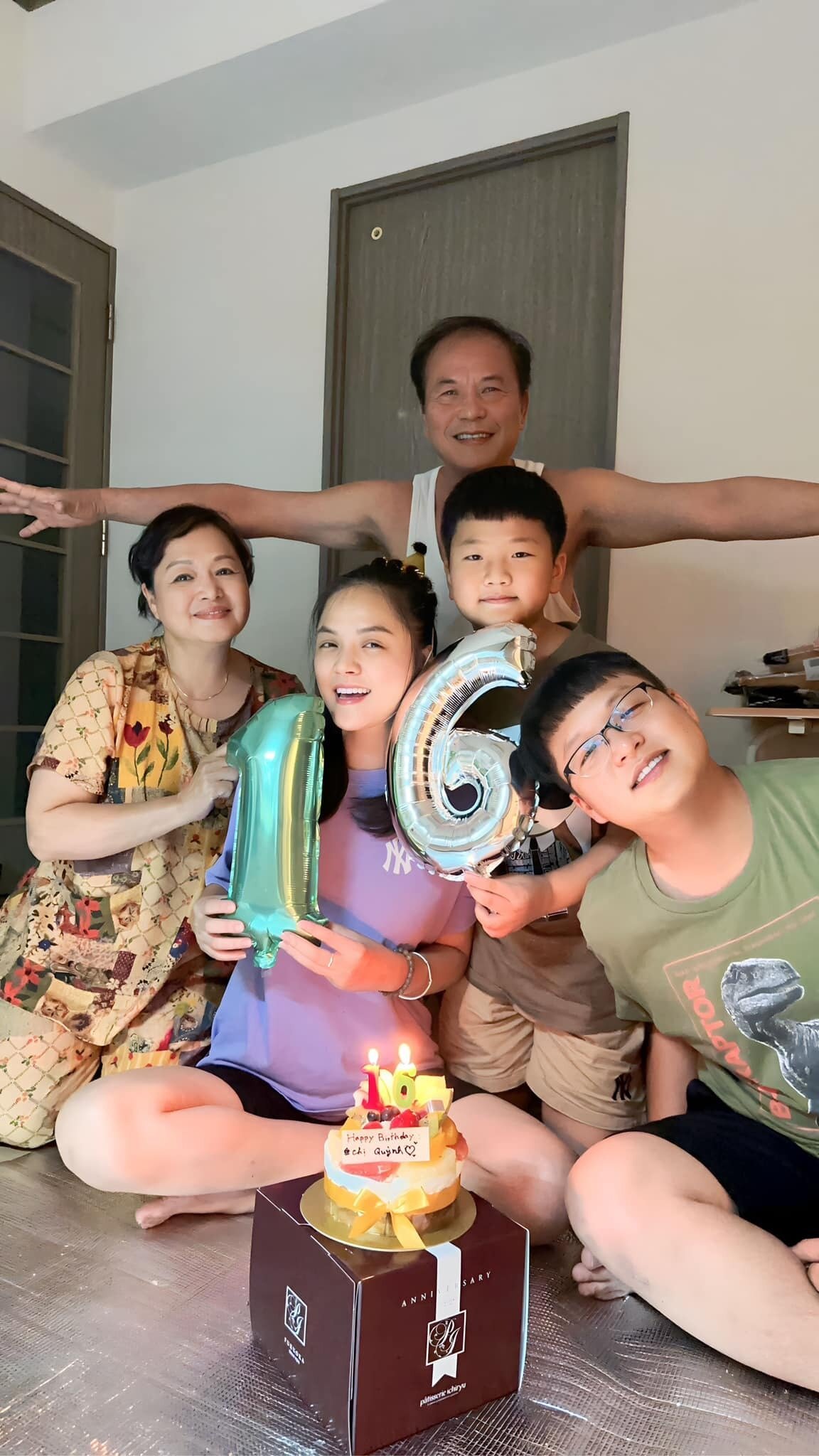 Sao Việt 2/10: Hoa hậu Kỳ Duyên khoe eo thon gợi cảm, Gil Lê du hí Thái Lan - Ảnh 7.