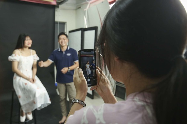 Suýt bị chia tay vì chụp ảnh người yêu quá xấu, nhiều bạn trẻ ở Hà Nội chi tiền triệu đi học chụp hình bằng điện thoại - Ảnh 12.