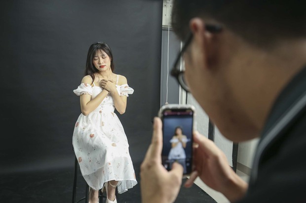 Suýt bị chia tay vì chụp ảnh người yêu quá xấu, nhiều bạn trẻ ở Hà Nội chi tiền triệu đi học chụp hình bằng điện thoại - Ảnh 8.