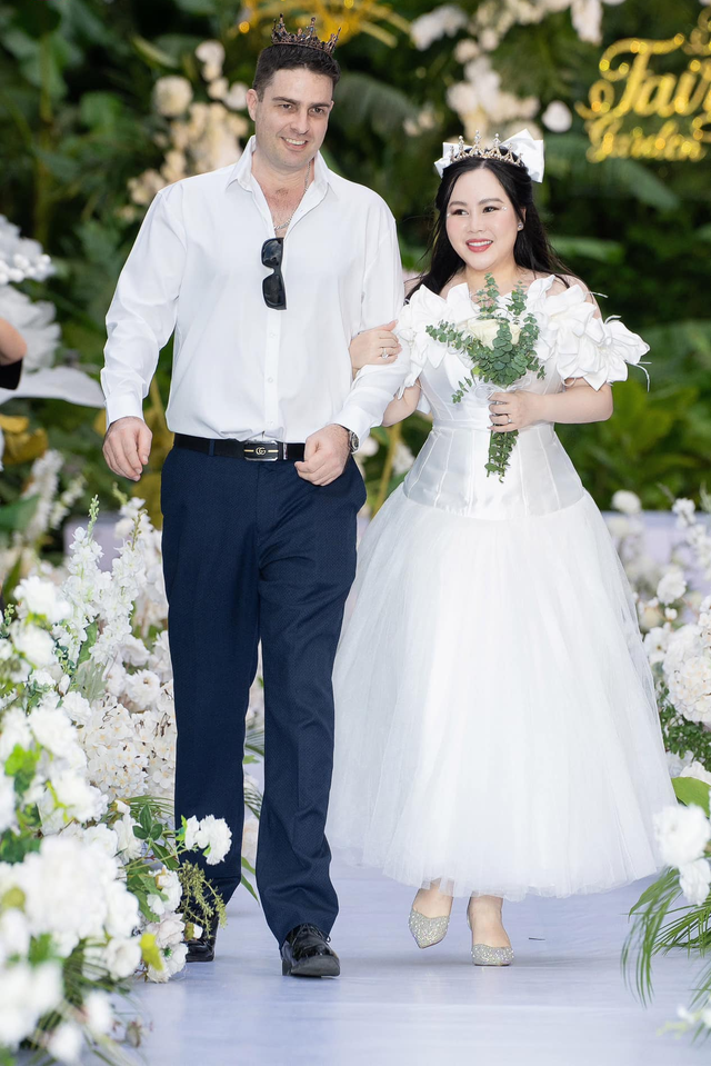 Nữ diễn viên lùn nhất Việt Nam nhưng cưới chồng Tây cao 2m: 8 năm không sinh con vẫn hạnh phúc - Ảnh 6.