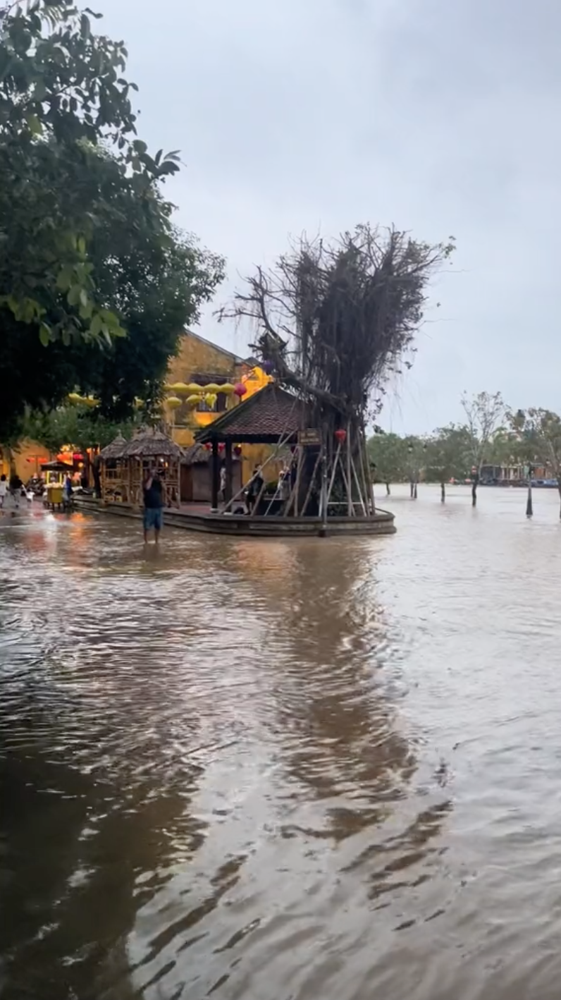 Đi Hội An đúng mùa nước lũ, nhiều du khách vẫn tranh thủ tận hưởng đặc sản phố cổ theo cách rất đặc biệt - Ảnh 4.