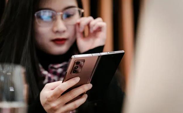 Người Việt chi hơn 1,15 nghìn tỷ mua điện thoại trên TMĐT: Shopee, Lazada, Tiki phả hơi nóng vào Thế Giới Di Động, FPT Shop - Ảnh 1.