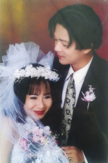 Nam ca sĩ Việt lấy vợ hơn 8 tuổi, sau 30 năm vẫn yêu say đắm, mặn nồng dù không có con cái - Ảnh 1.