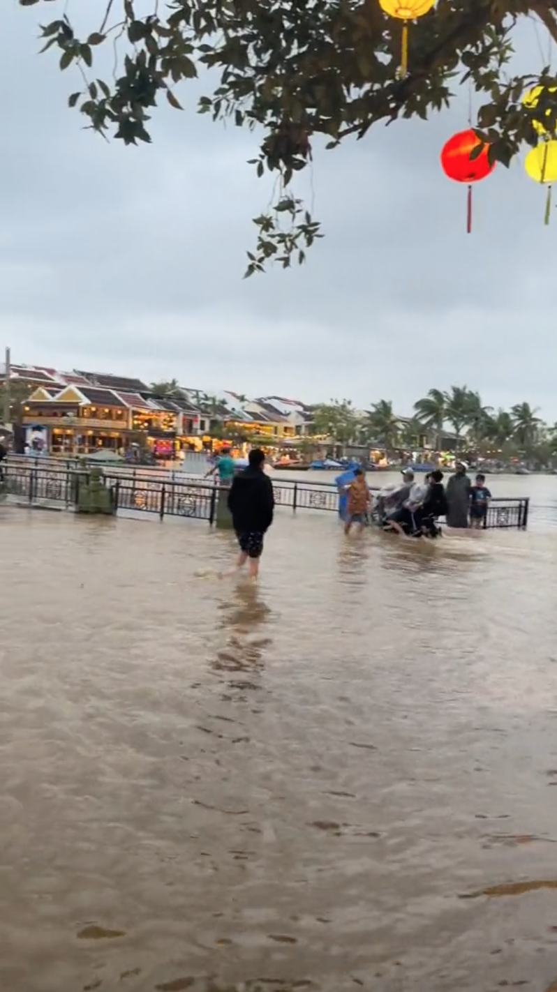 Đi Hội An đúng mùa nước lũ, nhiều du khách vẫn tranh thủ tận hưởng đặc sản phố cổ theo cách rất đặc biệt - Ảnh 2.