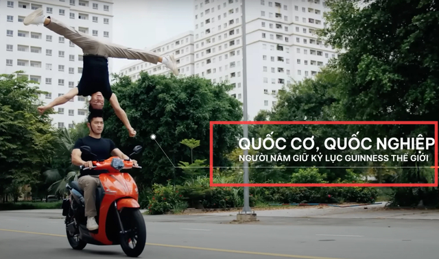 Nhãn hàng đã xoá clip sau khi công an vào cuộc xác minh vụ Quốc Cơ - Quốc Nghiệp chồng đầu đi xe máy - Ảnh 3.