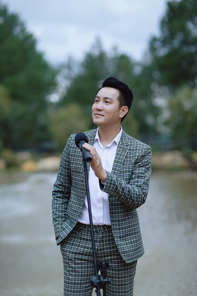 Nam ca sĩ đẹp trai nhưng U50 vẫn không cưới vợ, sinh con, sống một mình trong biệt thự nhà vườn 3.000m2 - Ảnh 1.