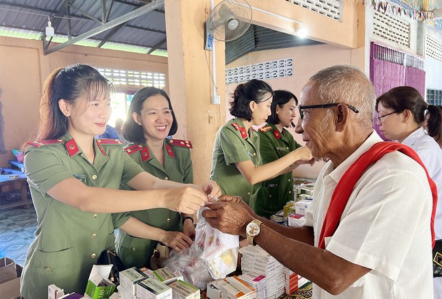 Công an An Giang khám bệnh miễn phí cho 600 người dân Campuchia - Ảnh 3.