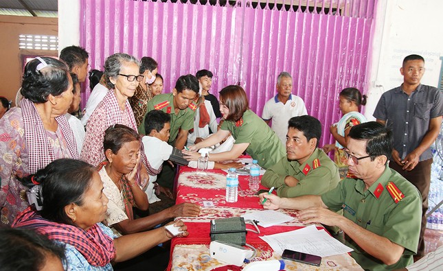 Công an An Giang khám bệnh miễn phí cho 600 người dân Campuchia - Ảnh 2.