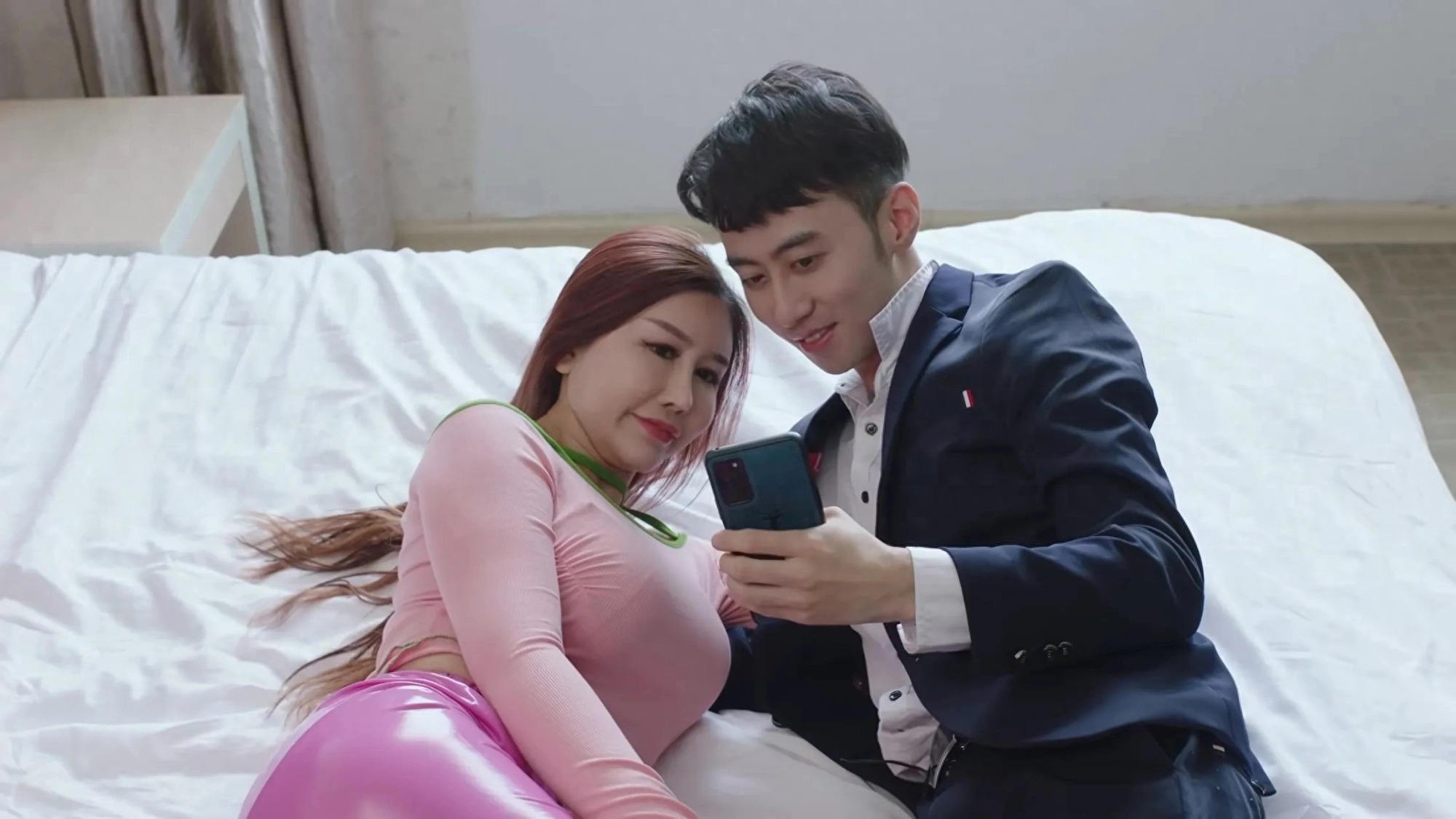 Lạ đời thảm hoạ dao kéo đóng tận 50 phim 1 năm, càng bị chê càng được săn đón nồng nhiệt - Ảnh 3.