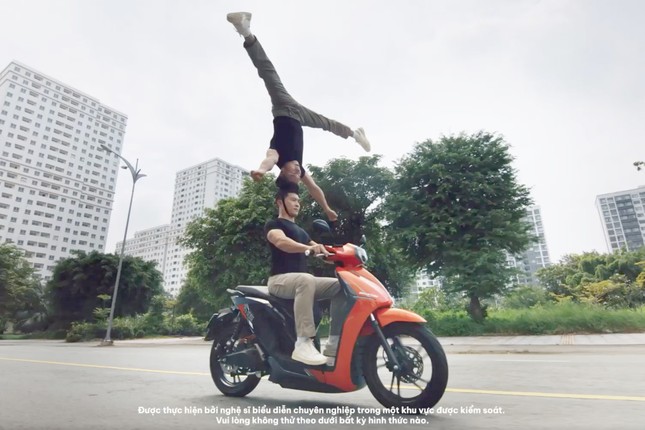 Vụ Quốc Cơ - Quốc Nghiệp chồng đầu chạy xe máy: Gỡ video quảng cáo - Ảnh 1.