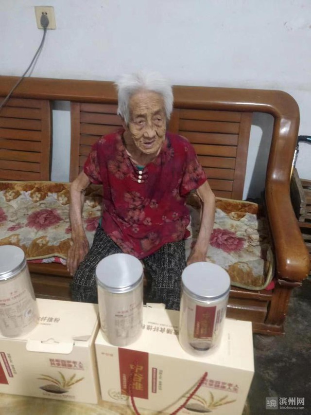 Cụ bà 100 tuổi vẫn khỏe mạnh, thích làm việc nhà: Bí quyết trường thọ không phải tập thể dục mà là nhờ 1 loại nước - Ảnh 1.
