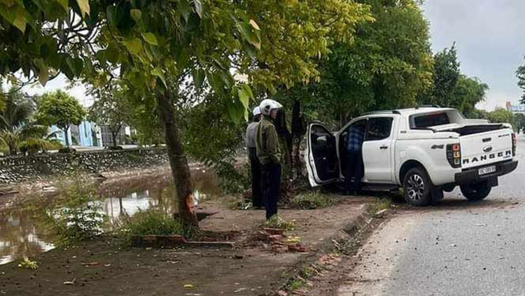 Ảnh TNGT: Ford Ranger gãy sụp bánh vì đâm gốc cây nhưng vẫn may mắn vì không lao xuống mương - Ảnh 4.