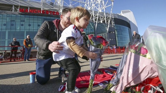 Man.United để tang huyền thoại Bobby Charlton và “trận cầu phải thắng” ở Old Trafford - Ảnh 1.