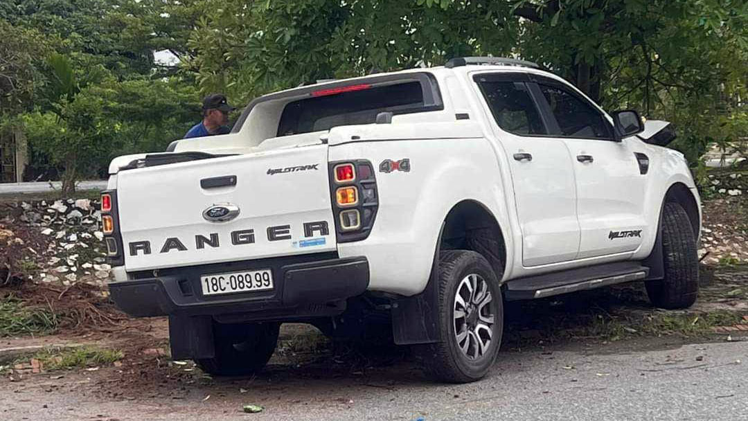 Ảnh TNGT: Ford Ranger gãy sụp bánh vì đâm gốc cây nhưng vẫn may mắn vì không lao xuống mương - Ảnh 2.