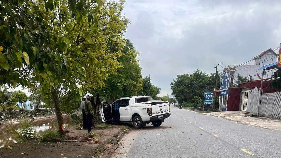 Ảnh TNGT: Ford Ranger gãy sụp bánh vì đâm gốc cây nhưng vẫn may mắn vì không lao xuống mương - Ảnh 1.