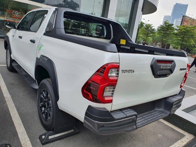 Toyota Hilux 2023 bản full option về Việt Nam: Giá gần 1,1 tỷ, thêm trang bị đấu Ranger Wildtrak - Ảnh 1.