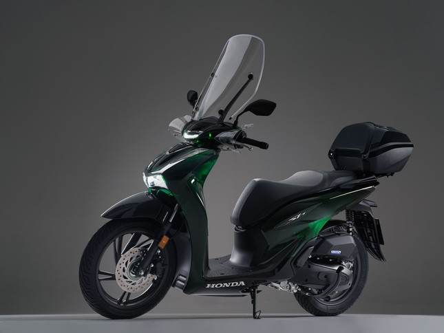 Honda SH Vetro với lớp áo màu xanh thủy tinh trong suốt - Ảnh 1.