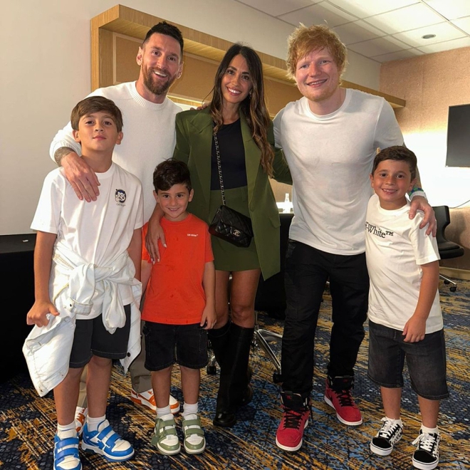 Buổi tối đặc biệt của gia đình Messi tại Miami: Dùng bữa cùng nhà Beckham, lên hình cùng Ed Sheeran nhận 13 triệu thả tim - Ảnh 1.