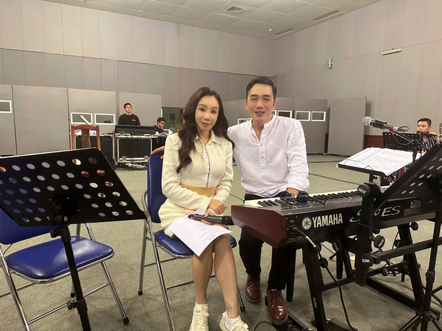 Hồ Quỳnh Hương và dàn nghệ sĩ tập hát cùng nhạc sĩ Đỗ Bảo cho đêm nhạc Một mình bao la - Ảnh 2.