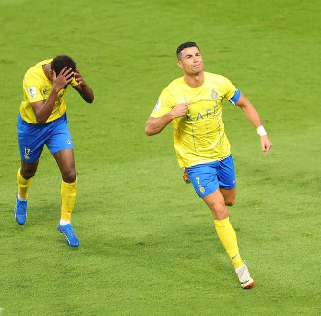  Ronaldo có hành động gây xúc động: Dùng miệng tháo dây giày cho đồng đội gặp chấn thương  - Ảnh 3.