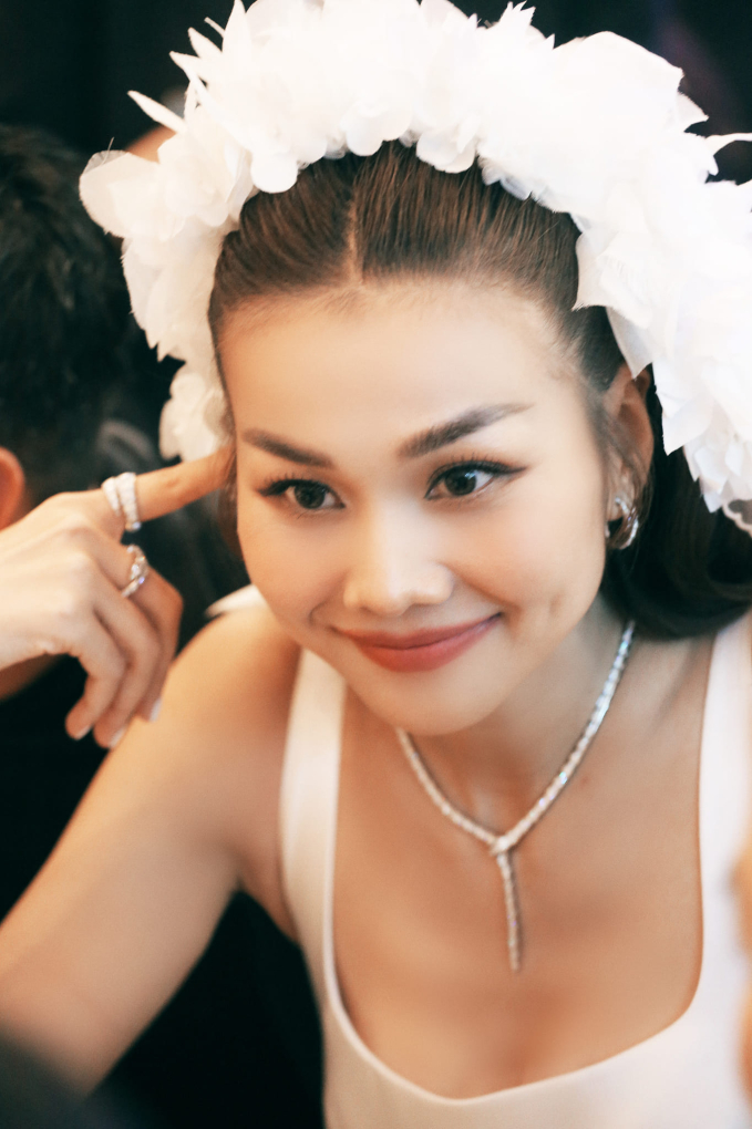 Thanh Hằng xả kho vựa cẩu lương trong đám cưới: Cô dâu cười hết cỡ, ánh mắt của chú rể gây chú ý - Ảnh 6.