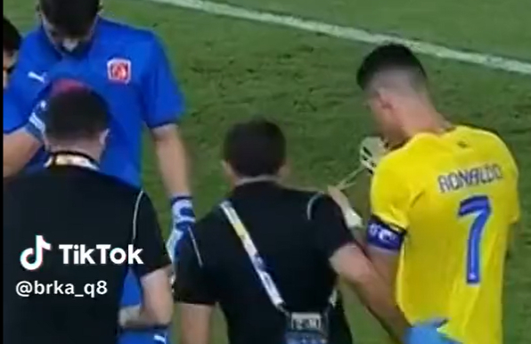  Ronaldo có hành động gây xúc động: Dùng miệng tháo dây giày cho đồng đội gặp chấn thương  - Ảnh 2.