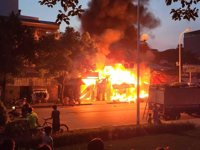Cháy lớn tại Hà Nội, bốn người thương vong - Ảnh 3.