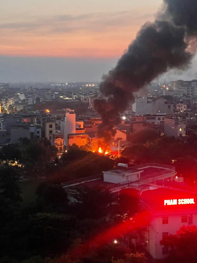 Cháy lớn tại Hà Nội, bốn người thương vong - Ảnh 2.