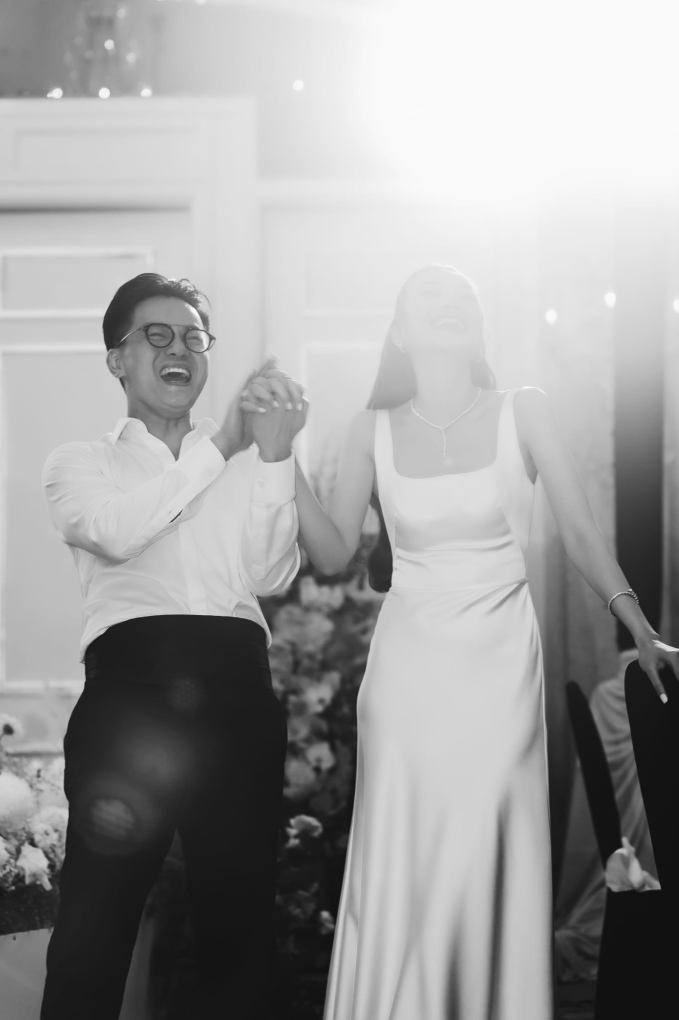 Thanh Hằng xả kho vựa cẩu lương trong đám cưới: Cô dâu cười hết cỡ, ánh mắt của chú rể gây chú ý - Ảnh 1.