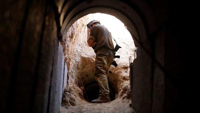 Bom bọt biển của Israel có thể bít kín mê cung đường hầm của Hamas - Ảnh 1.