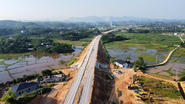 Cận cảnh đường cao tốc Tuyên Quang – Phú Thọ hơn 3.700 tỷ đồng sắp hoàn thành - Ảnh 1.