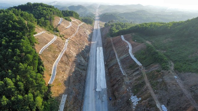 Cận cảnh đường cao tốc Tuyên Quang – Phú Thọ hơn 3.700 tỷ đồng sắp hoàn thành - Ảnh 9.