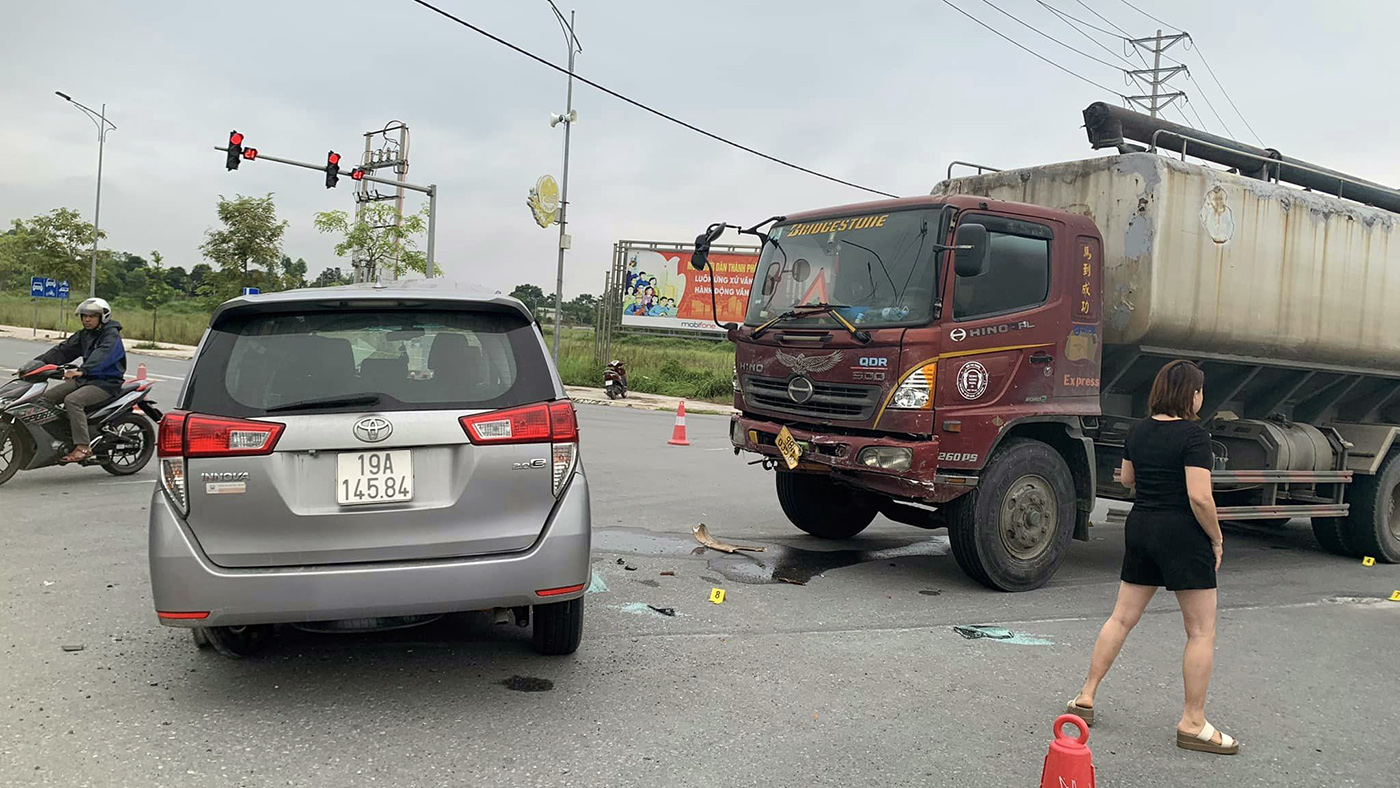 Ảnh TNGT: Toyota Innova bị đâm bẹp toàn bộ phần hông, xẹp cả hai lốp nhưng không thấy dấu hiệu của túi khí - Ảnh 1.