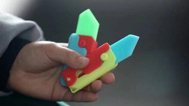 Dao cà rốt - món đồ chơi thịnh hành của học sinh tiểu học Trung Quốc: Tiềm ẩn nhiều mối nguy hại - Ảnh 2.