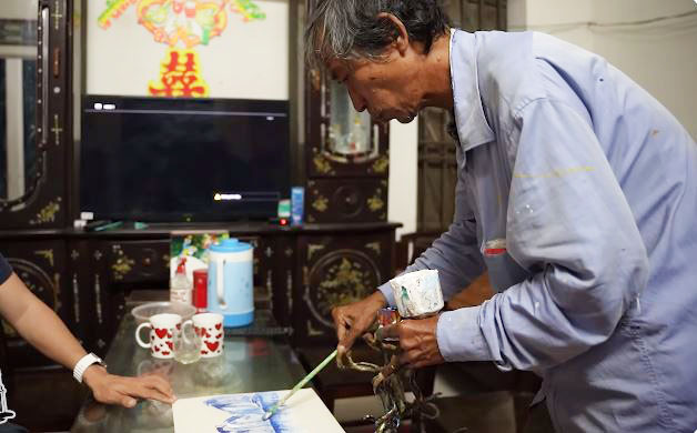 Dị nhân Nam Định hơn 30 năm nuôi móng tay dài: Có biệt tài vẽ tranh, vợ chăm như em bé - Ảnh 5.