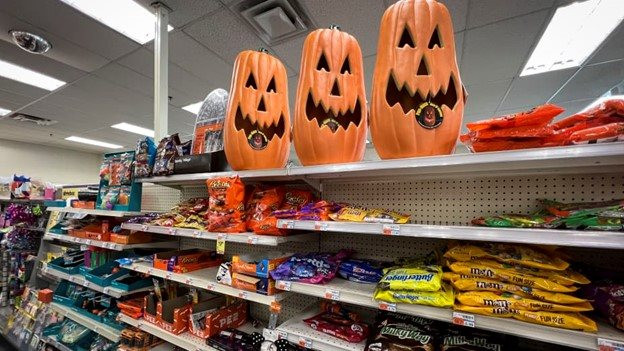 Đồ ăn ưa thích ngày lễ Halloween đang đắt hơn và nhỏ đi, tất cả là do giá một loại nông sản tăng phi mã, lập đỉnh gần 50 năm - Ảnh 1.