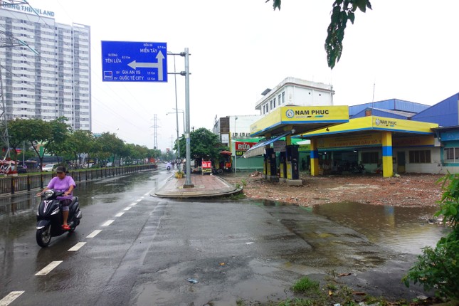 Tiểu thương khóc ròng sau cơn mưa tầm tã nhiều giờ ở TPHCM - Ảnh 16.