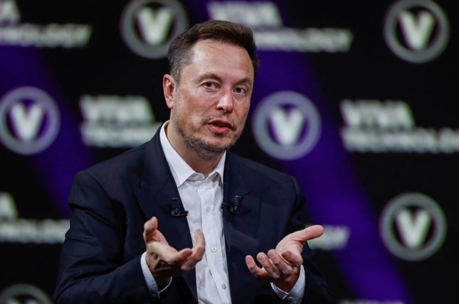 Tỷ phú Elon Musk đăng meme chế nhạo ông Zelensky đi xin viện trợ, Ukraine đáp trả - Ảnh 1.