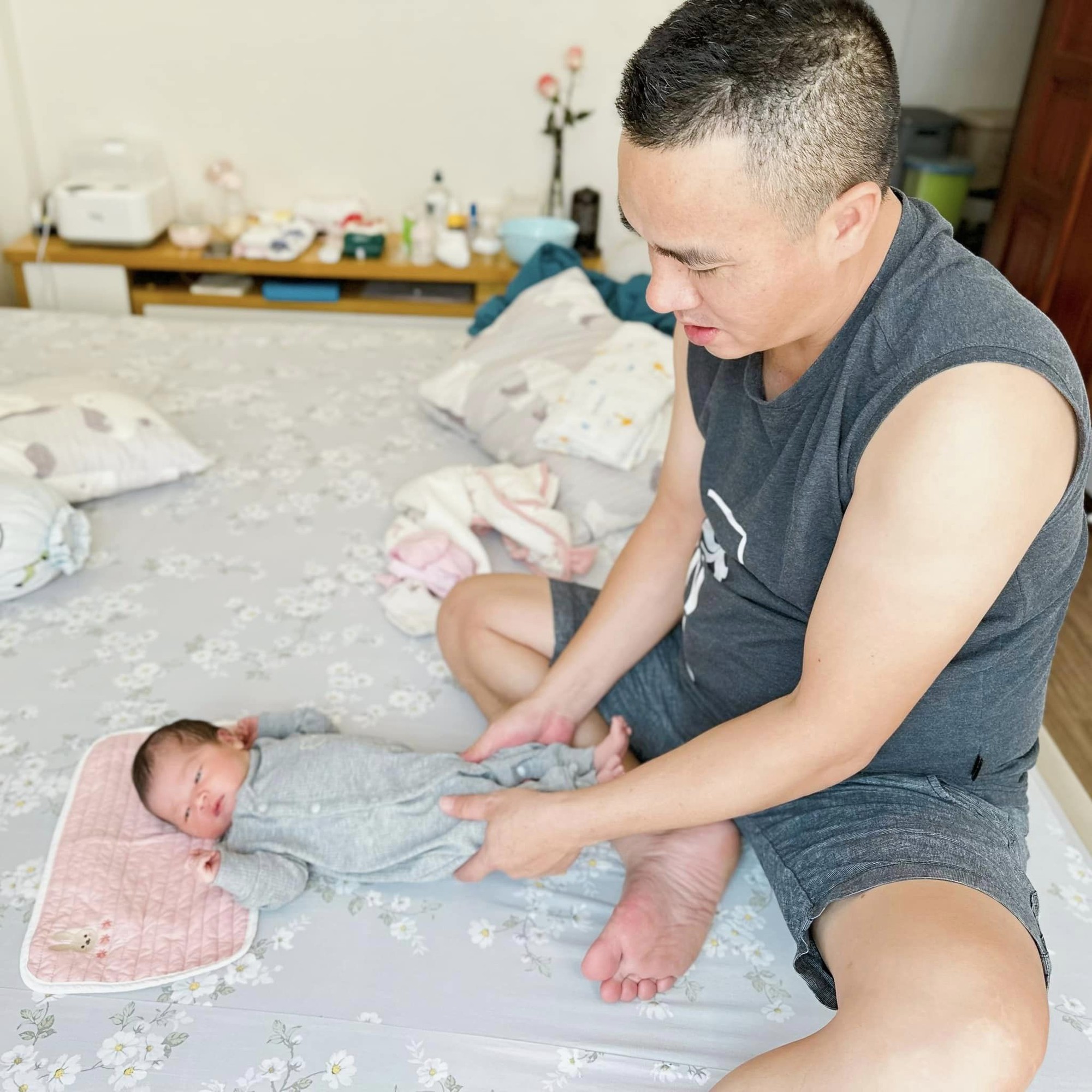 MC Chúng tôi là chiến sĩ khoe con gái ngoan ngoãn, ông xã nuông chiều làm mọi việc từ ru con đến thay bỉm - Ảnh 10.